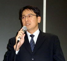 講演する鍋島聡臣事務局長