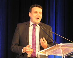 Gareth Bowker氏
